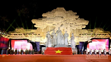 Nghi thức chào cờ tại chương trình.