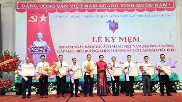 Đồng chí Hà Thị Nga, Ủy viên Trung ương Đảng, Bí thư Tỉnh ủy, Trưởng Đoàn đại biểu Quốc hội tỉnh Tuyên Quang trao bằng khen cho các tập thể.