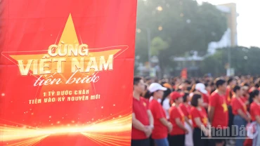 Tại tỉnh Tuyên Quang, gần 6.000 cán bộ, chiến sĩ lực lượng vũ trang, đoàn viên, thanh niên, học sinh, sinh viên và các tầng lớp nhân dân tham gia chương trình.