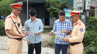 Cán bộ, chiến sĩ Trạm Cảnh sát giao thông Hàm Yên, Công an tỉnh Tuyên Quang tuyên truyền các quy định bảo đảm trật tự an toàn giao thông cho người dân.