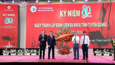 Lãnh đạo Hội đồng nhân dân tỉnh tặng hoa chúc mừng lãnh đạo Bệnh viện đa khoa tỉnh Tuyên Quang.