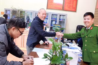 Nụ cười hài lòng của người dân khi làm việc với đồng chí Ngô Tuấn Đạt.