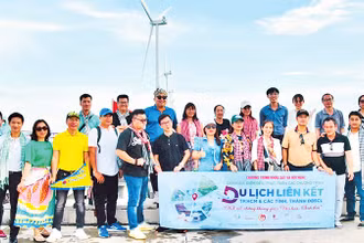 Các dự án điện gió ngoài khơi ở vùng biển Vĩnh Hậu không chỉ đem lại nguồn năng lượng sạch, còn là điểm du lịch sôi động, hấp dẫn du khách.