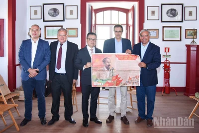 Tổng Biên tập Lê Quốc Minh trao phụ san đặc biệt kỷ niệm 80 Quốc khánh 2/9 tặng lãnh đạo thành phố Sesimbra.