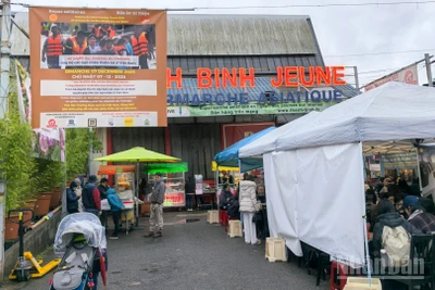 Không ngại trời mưa lạnh, bà con đến thưởng thức hương vị quê nhà và nhiệt tình hưởng ứng đợt quyên góp. Toàn bộ doanh thu của buổi bán hàng, gần 5 nghìn euro, sẽ được chuyển về nước để giúp đồng bào vùng bão lũ.