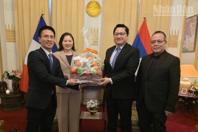 Đại sứ Nguyễn Thị Vân Anh, Trưởng Phái đoàn thường trực Việt Nam bên cạnh UNESCO và Đại biện lâm thời Đại sứ quán Việt Nam tại Pháp Phạm Quang Anh chúc mừng về thành công của Đại hội XII của Đảng Nhân dân Cách mạng Lào.