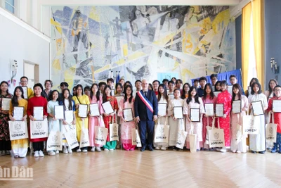 Ông Fabrice Loher, Thị trưởng thành phố Lorient, chúc mừng các thành viên dự án Toucher Arts đã tổ chức thành công Festival Vietnam tại Lorient.