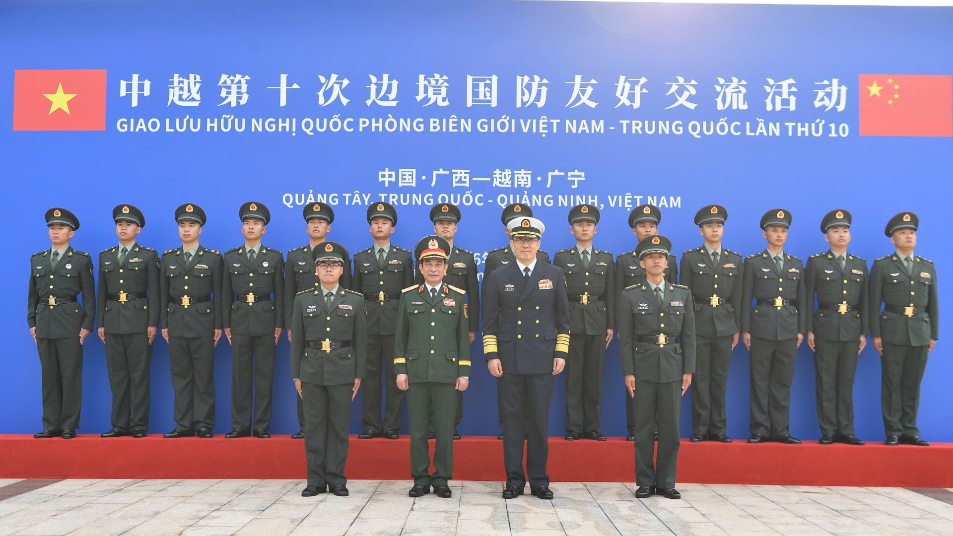 Đại tướng Phan Văn Giang và Thượng tướng Đổng Quân tại Đại đội Biên phòng Đông Hưng.