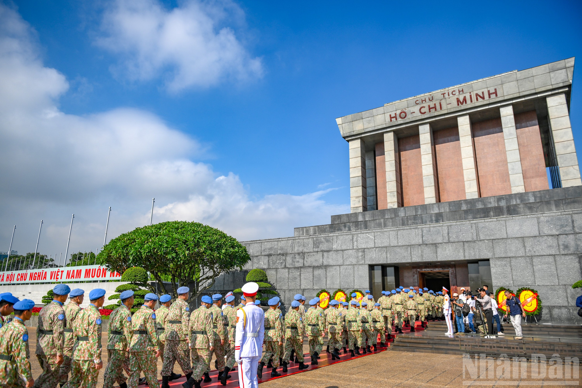 Đại biểu, cán bộ và nhân viên Cục Gìn giữ hòa bình Việt Nam vào Lăng viếng Chủ tịch Hồ Chí Minh. ndo_br_gingiuhoabinhvienglang-9004.jpg