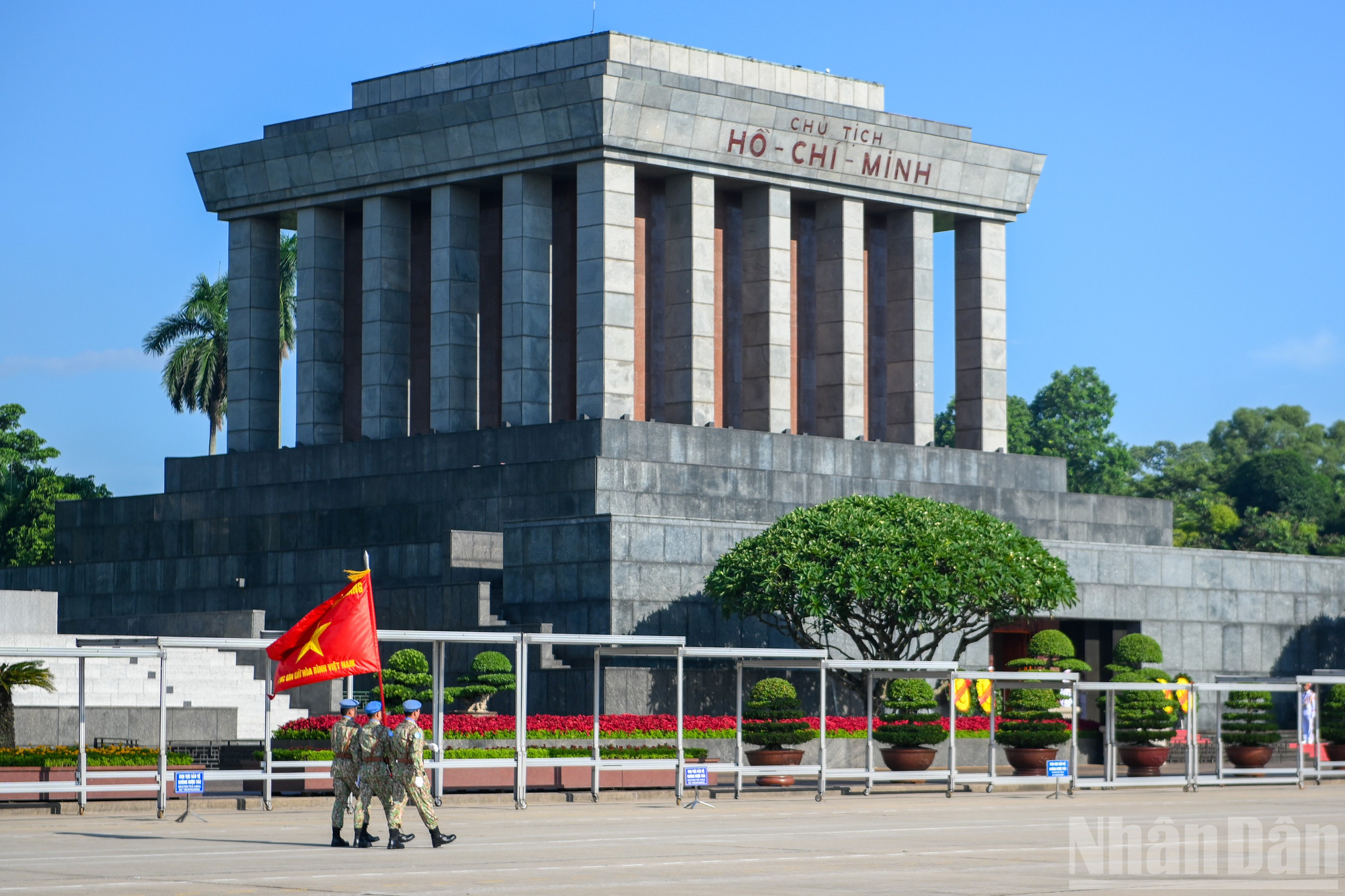 Lá cờ Quyết thắng dẫn đầu đoàn Cục Gìn giữ hòa bình Việt Nam vào Lăng viếng Chủ tịch Hồ Chí Minh. ndo_br_gingiuhoabinhvienglang-8534.jpg