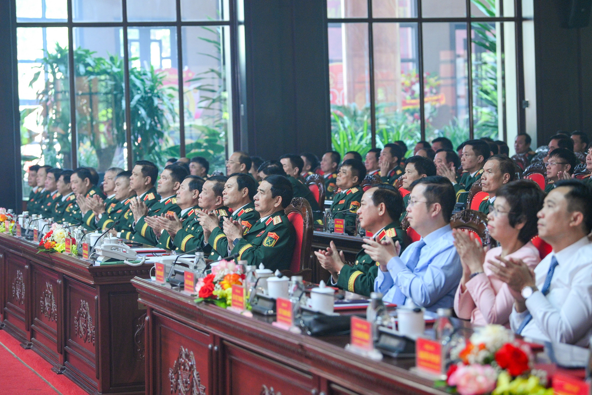 Các đại biểu tại buổi lễ. khen-thuong-a80-1833.jpg