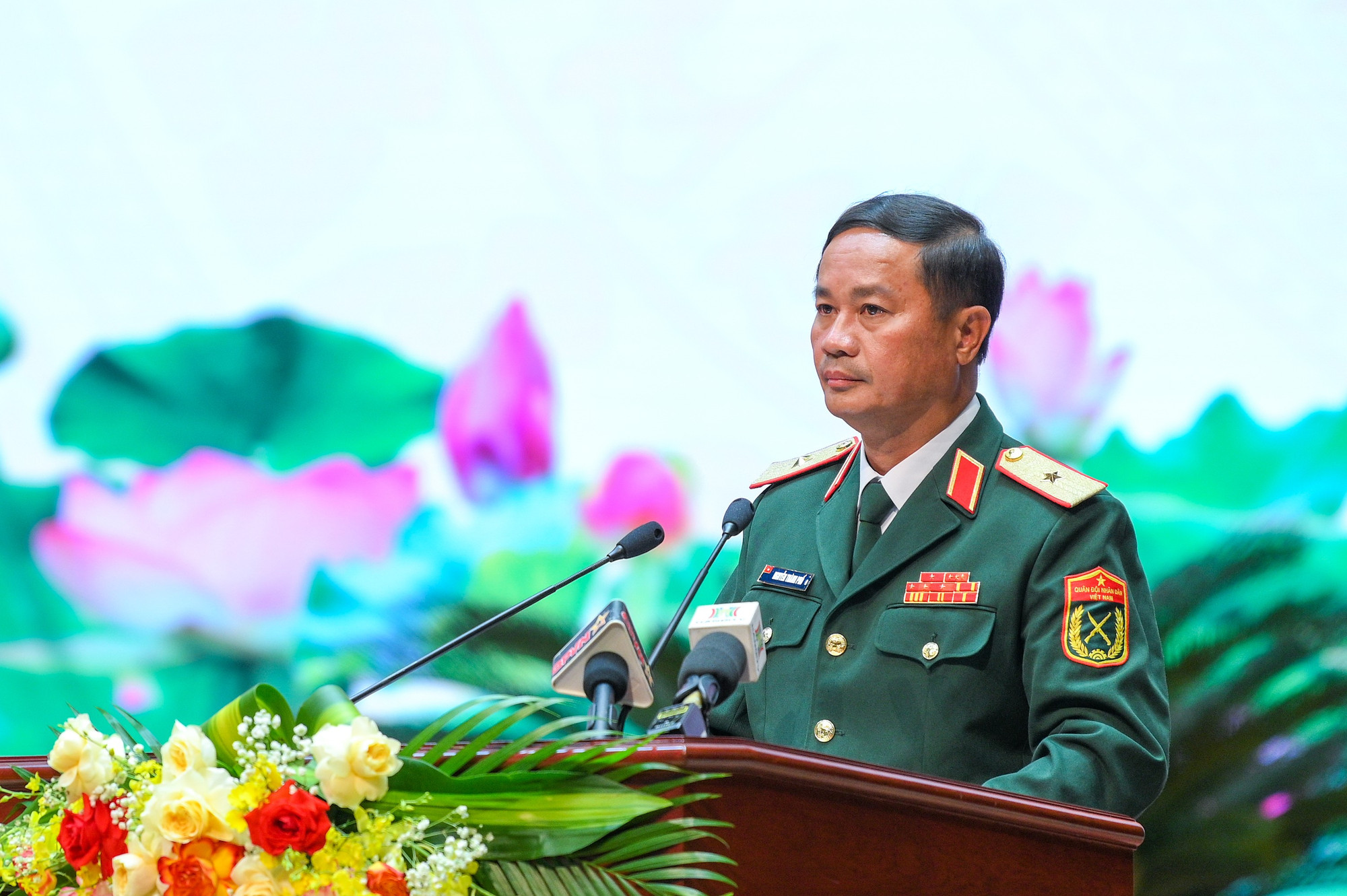 Thiếu tướng Nguyễn Thành Phố, Phó Tư lệnh, Tham mưu trưởng Quân đoàn 12 trình bày báo cáo điển hình tiên tiến trong tham gia nhiệm vụ A80. khen-thuong-a80-2013.jpg