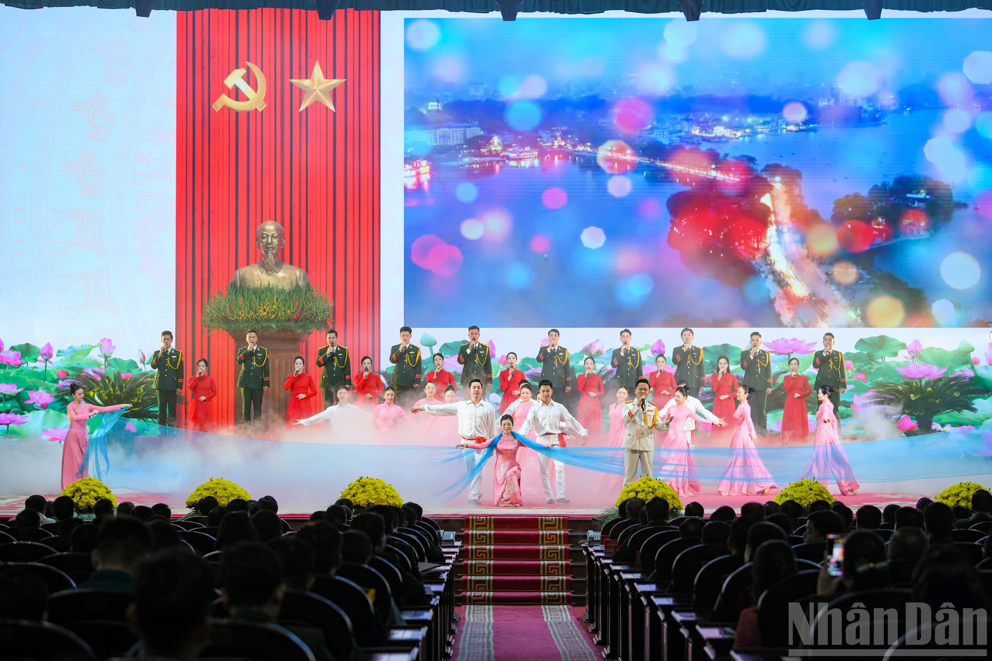 Tiết mục nghệ thuật chào mừng buổi lễ. ndo_br_khen-thuong-a80-1627.jpg