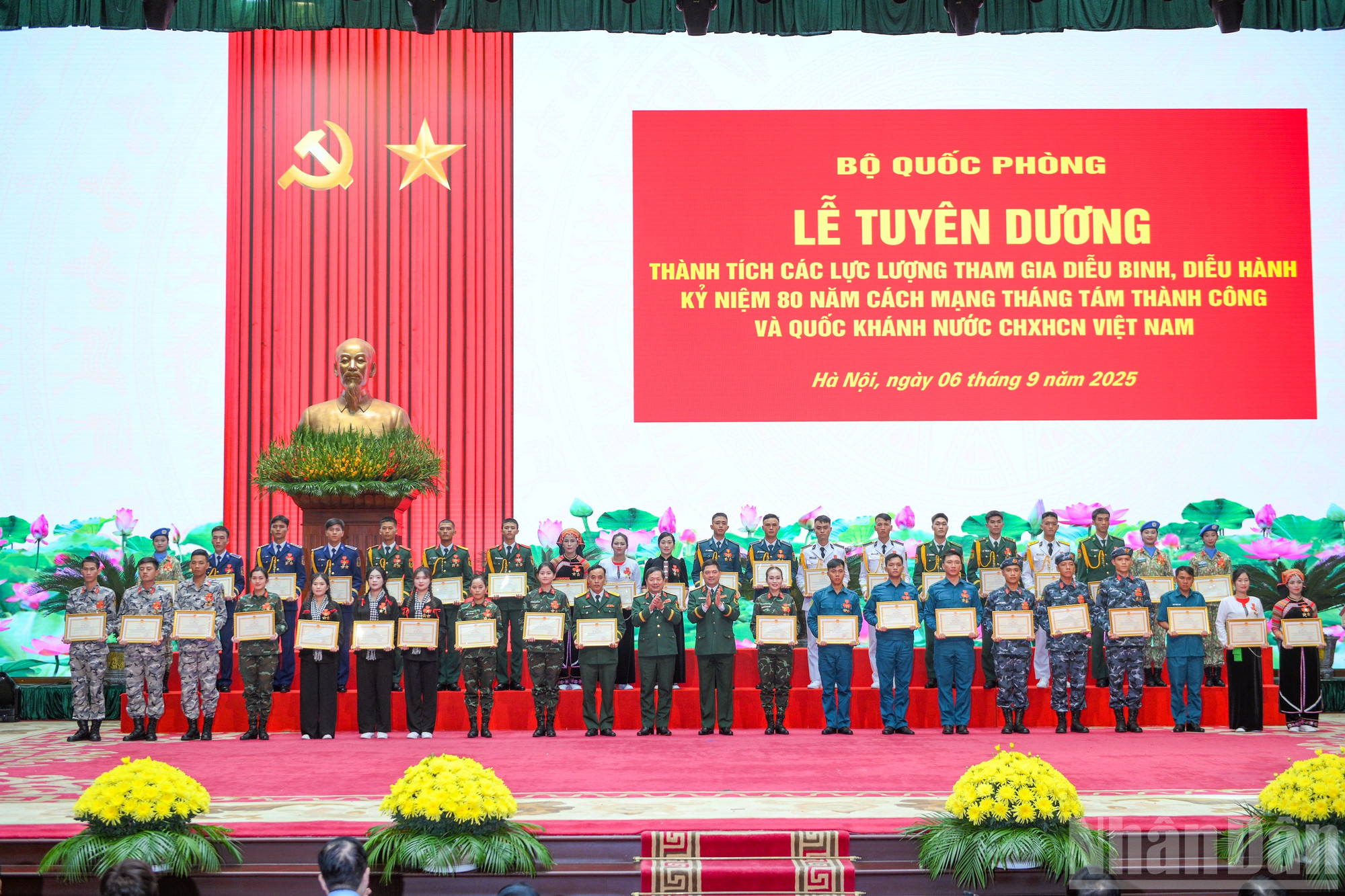 Lãnh đạo Bộ Quốc phòng, Bộ Tổng Tham mưu Quân đội nhân dân Việt Nam trao thưởng cho các cá nhân, tập thể. ndo_br_khen-thuong-a80-2119.jpg