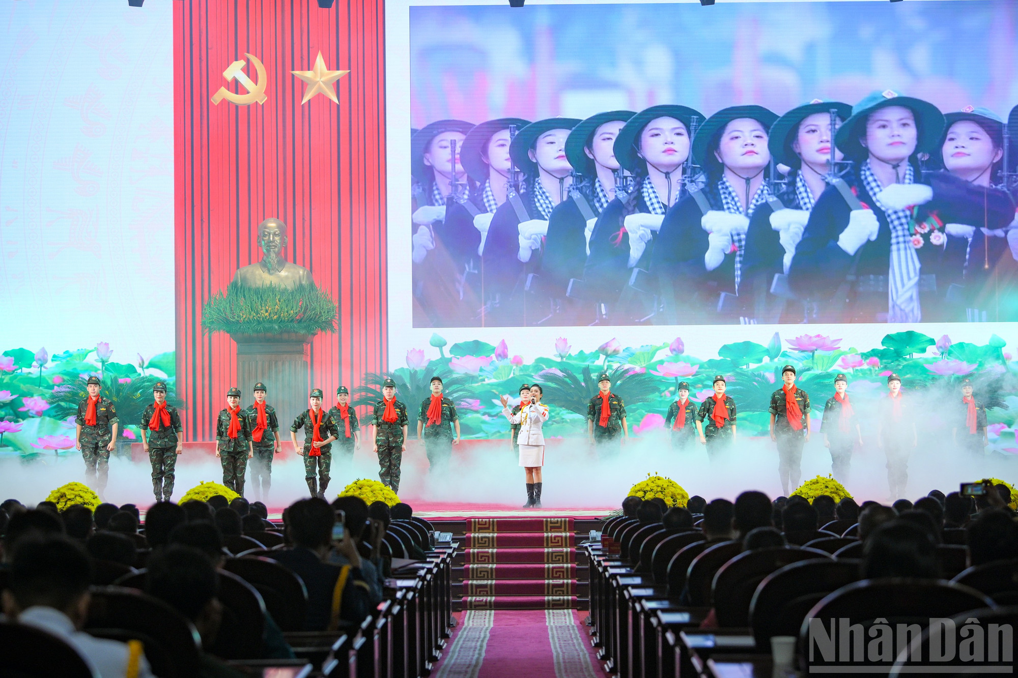Tiết mục nghệ thuật chào mừng buổi lễ. ndo_br_khen-thuong-a80-1784.jpg