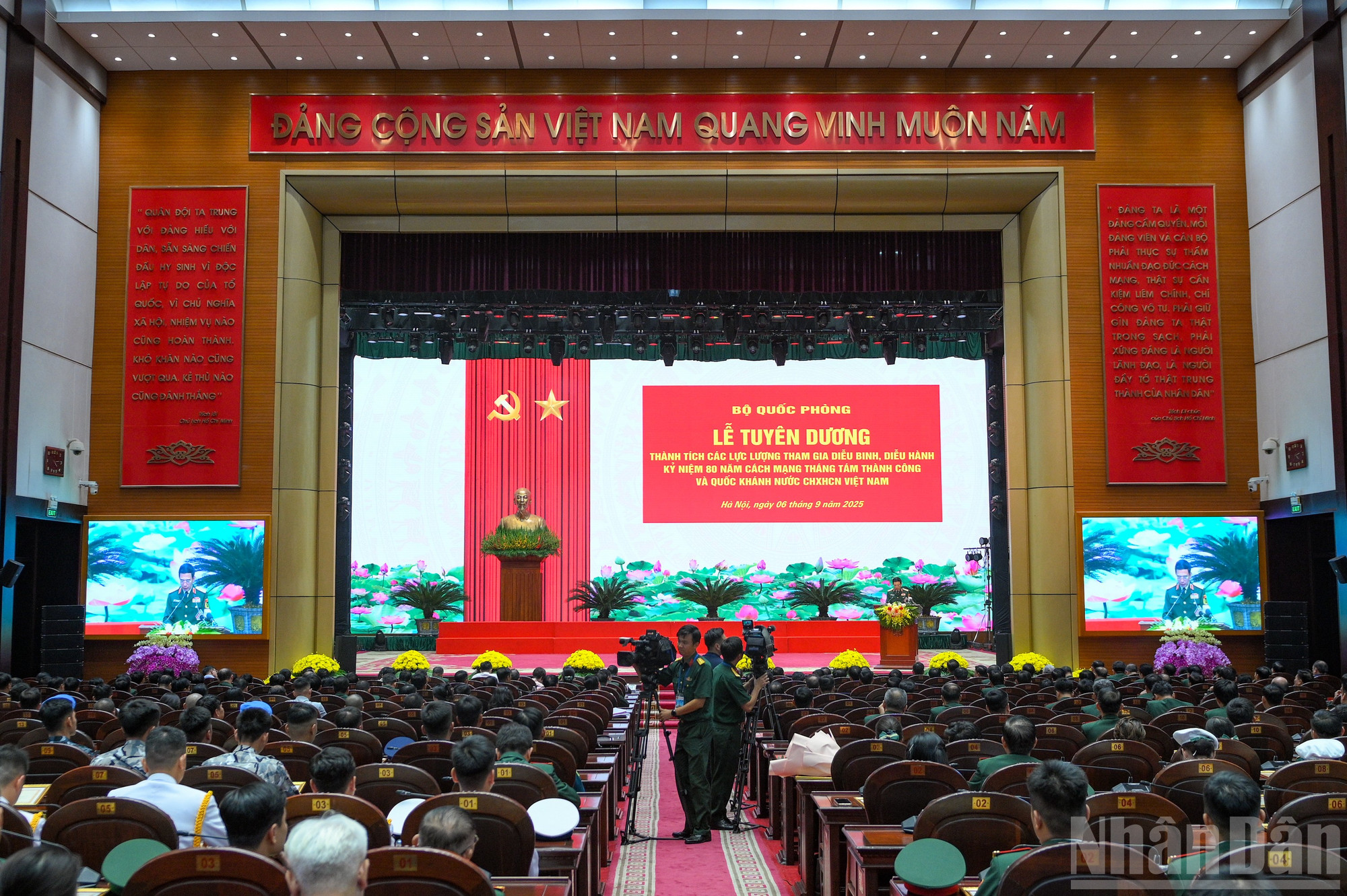 Quang cảnh buổi lễ. ndo_br_khen-thuong-a80-2220.jpg
