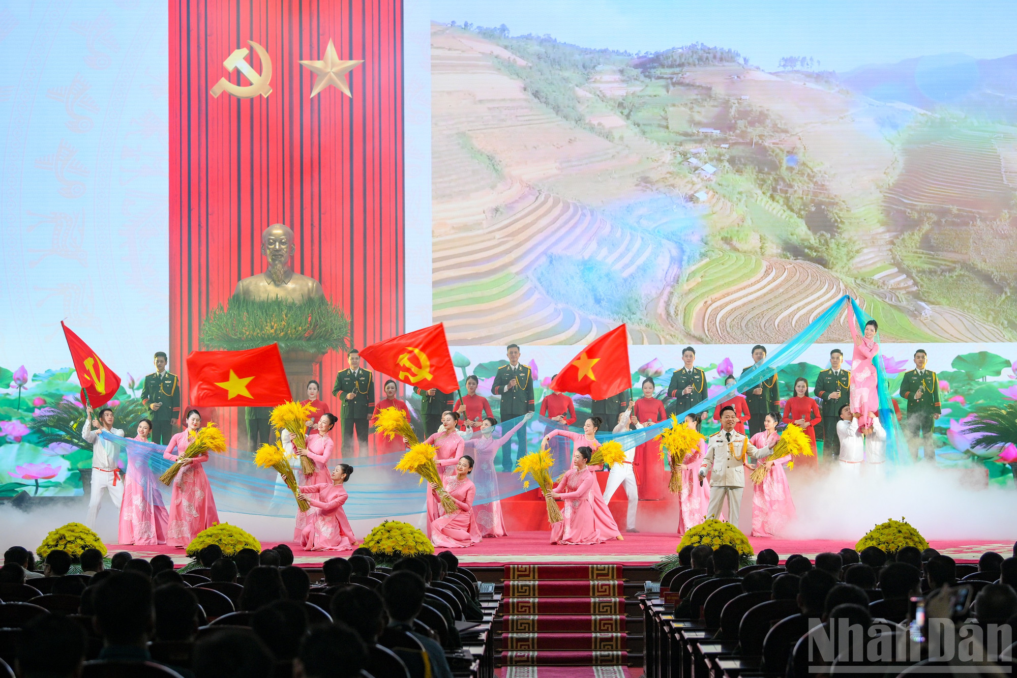 Tiết mục nghệ thuật chào mừng buổi lễ. ndo_br_khen-thuong-a80-1647.jpg