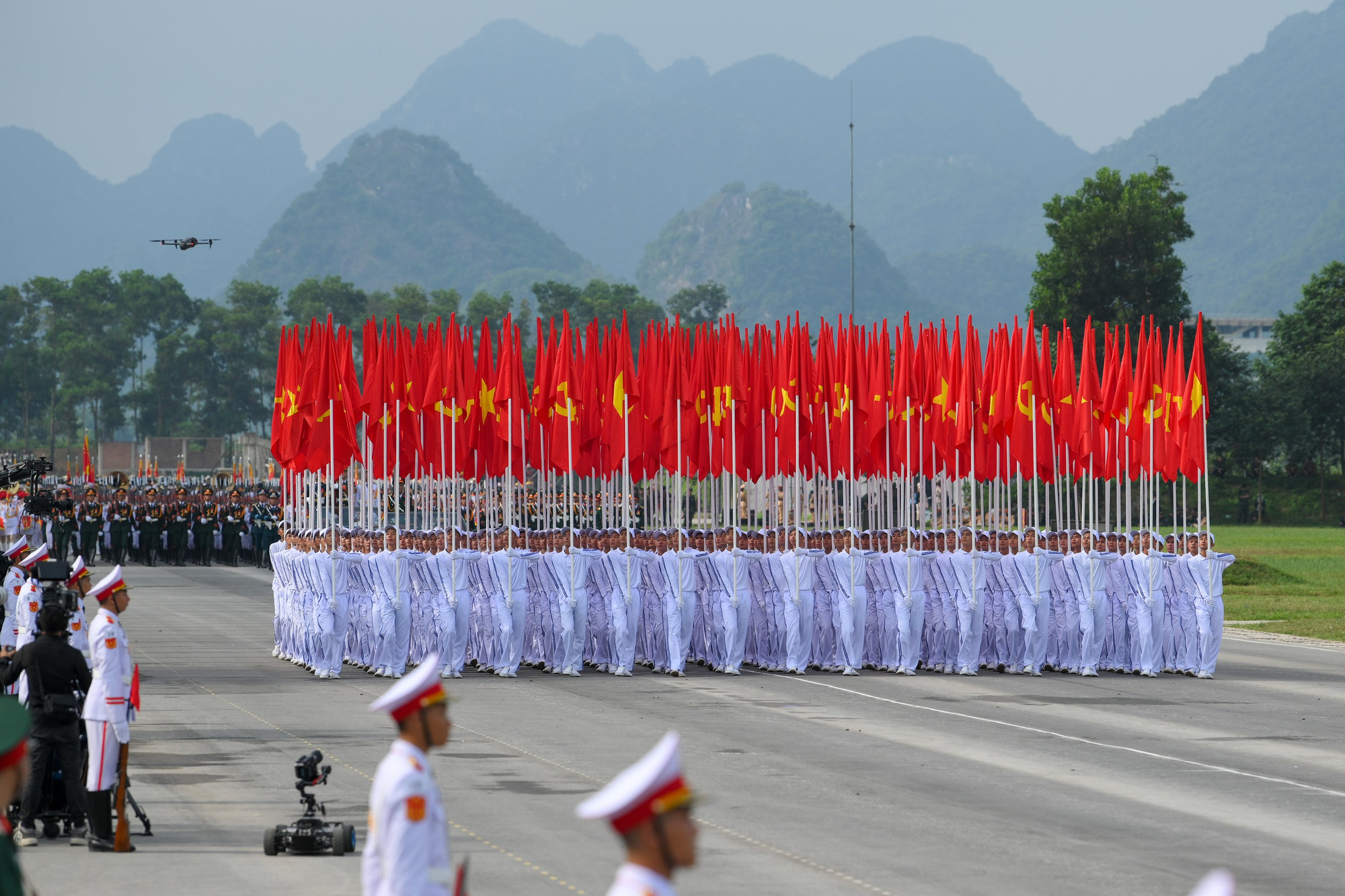Đi đầu đoàn diễu binh, diễu hành là khối cờ Đảng, cờ Tổ quốc. Đi đầu đoàn diễu binh, diễu hành là khối cờ Đảng, cờ Tổ quốc.