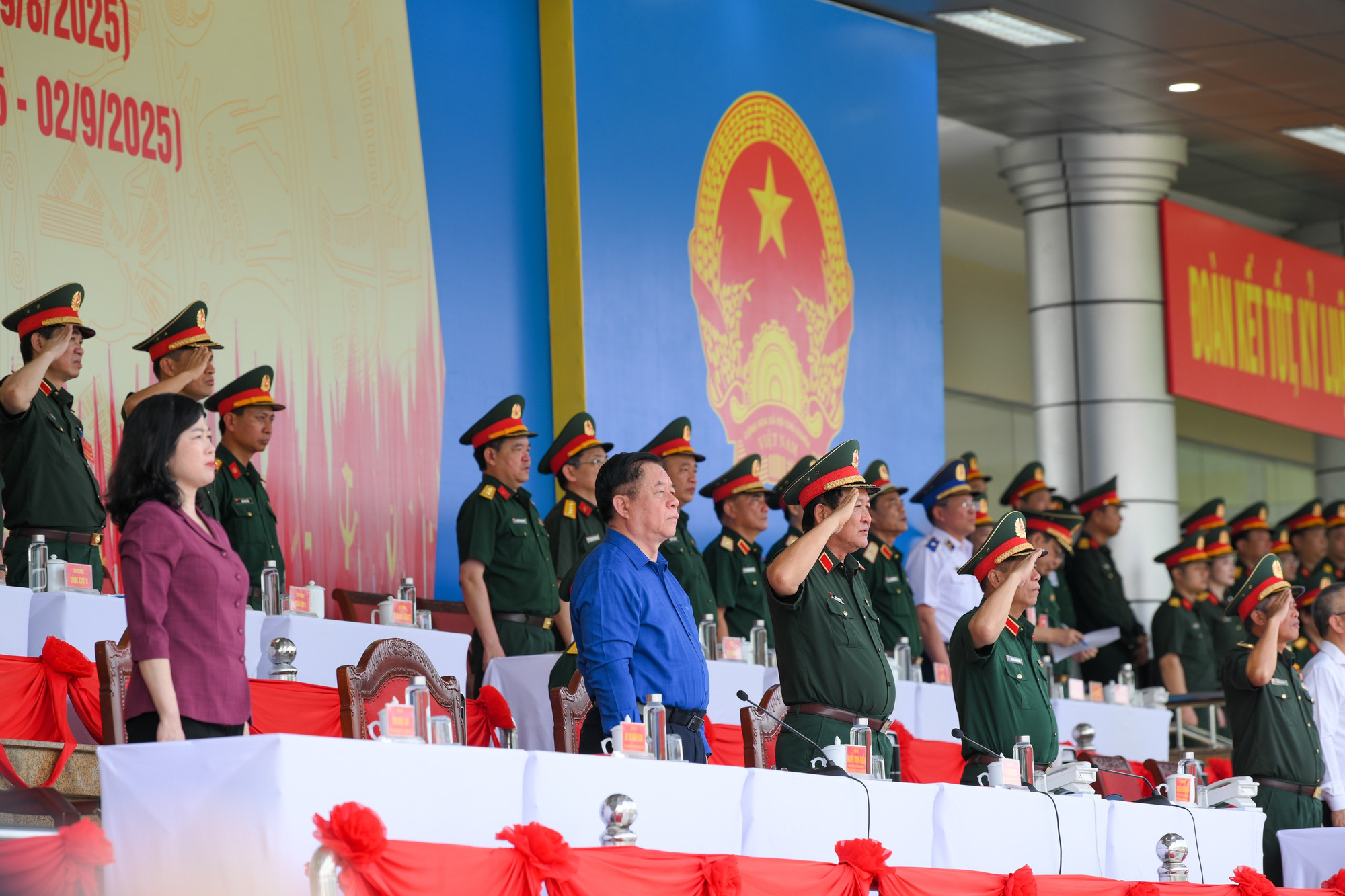 Đại biểu thực hiện nghi thức chào cờ. Đại biểu thực hiện nghi thức chào cờ.