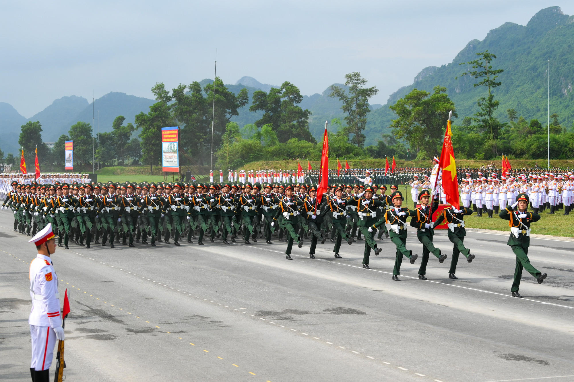 Khối Sĩ quan hậu cần, kỹ thuật, công nghiệp quốc phòng. Khối Sĩ quan hậu cần, kỹ thuật, công nghiệp quốc phòng.