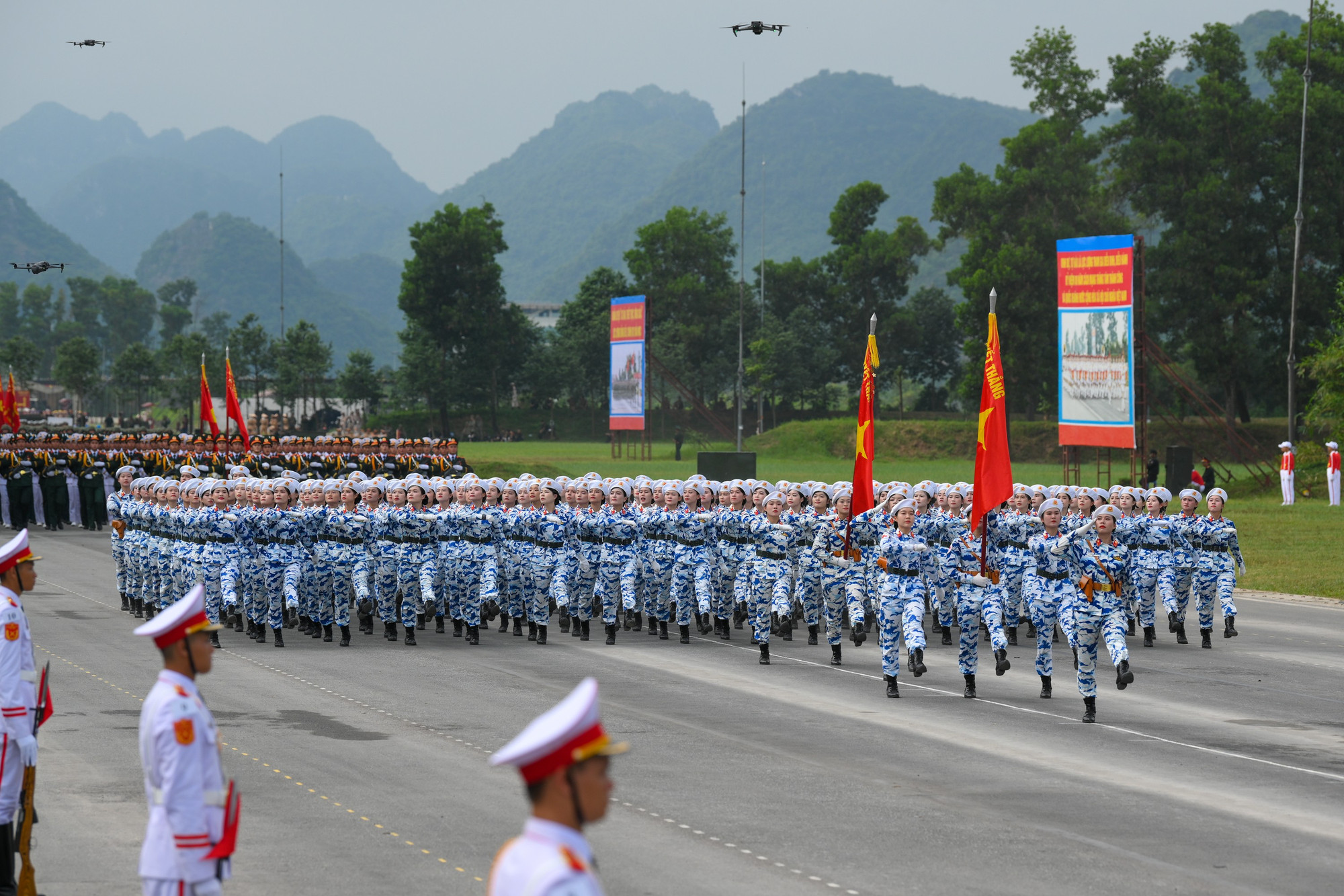 Khối nữ chiến sĩ quân y. Khối nữ chiến sĩ quân y.