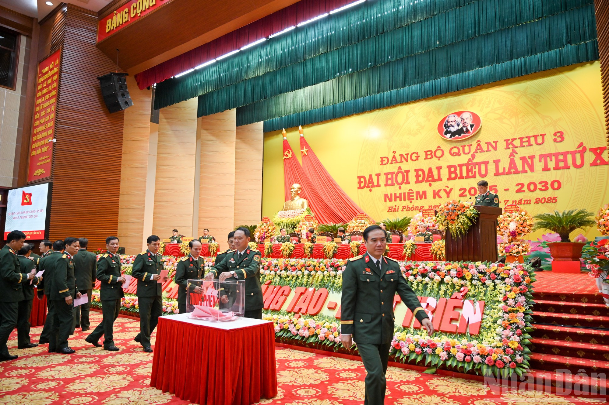 Đại hội tiến hành bầu cử. ndo_br_dai-hoi-quan-khu-3-ngay-15-6088.jpg