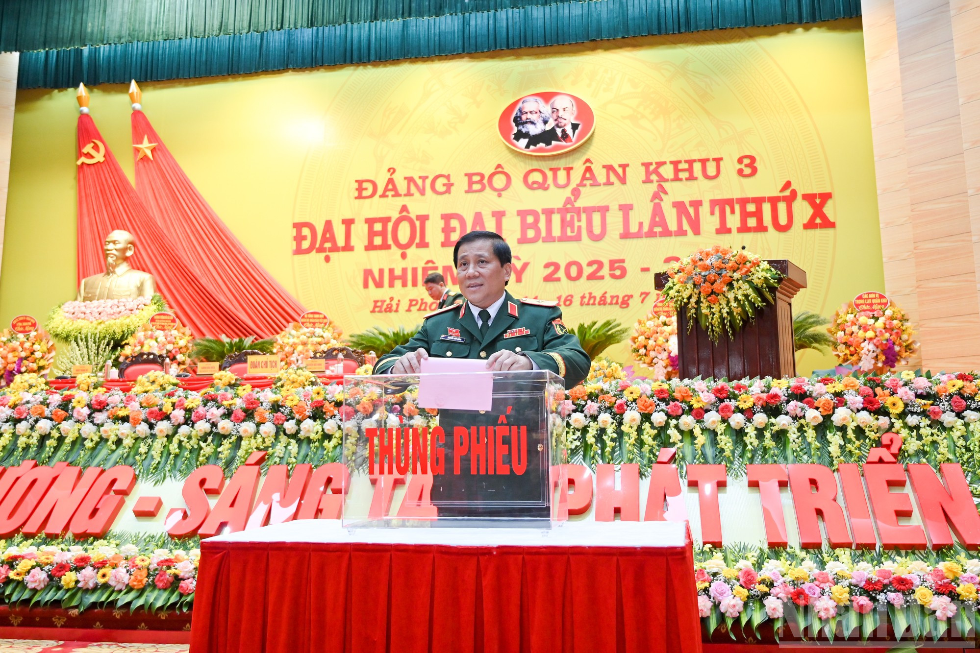 Đại hội tiến hành bầu cử. ndo_br_dai-hoi-quan-khu-3-ngay-15-6044.jpg
