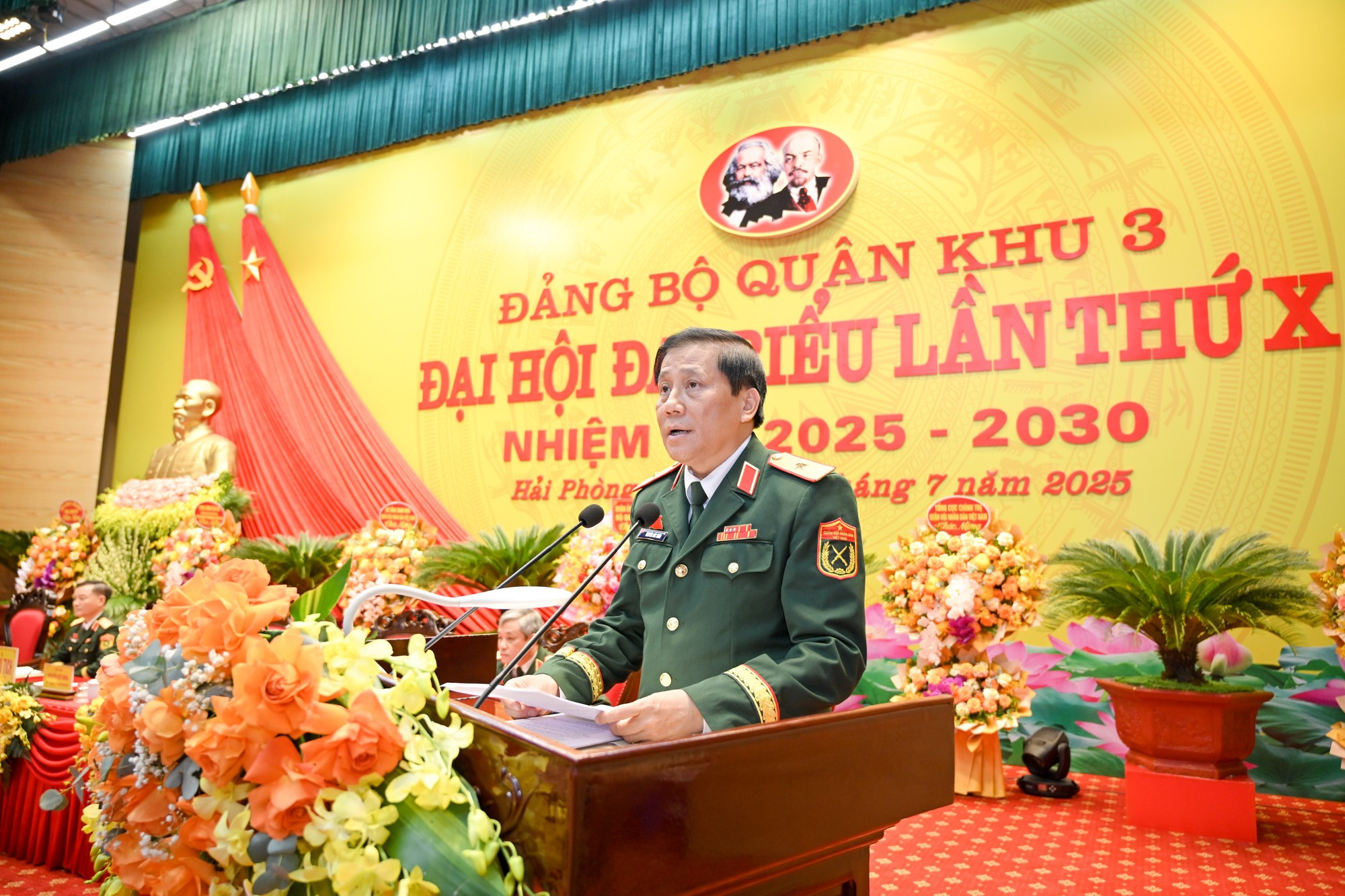 Thiếu tướng Nguyễn Đức Hưng, Bí thư Đảng ủy, Chính ủy Quân khu 3 phát biểu tại Đại hội. dai-hoi-quan-khu-3-ngay-15-5715.jpg