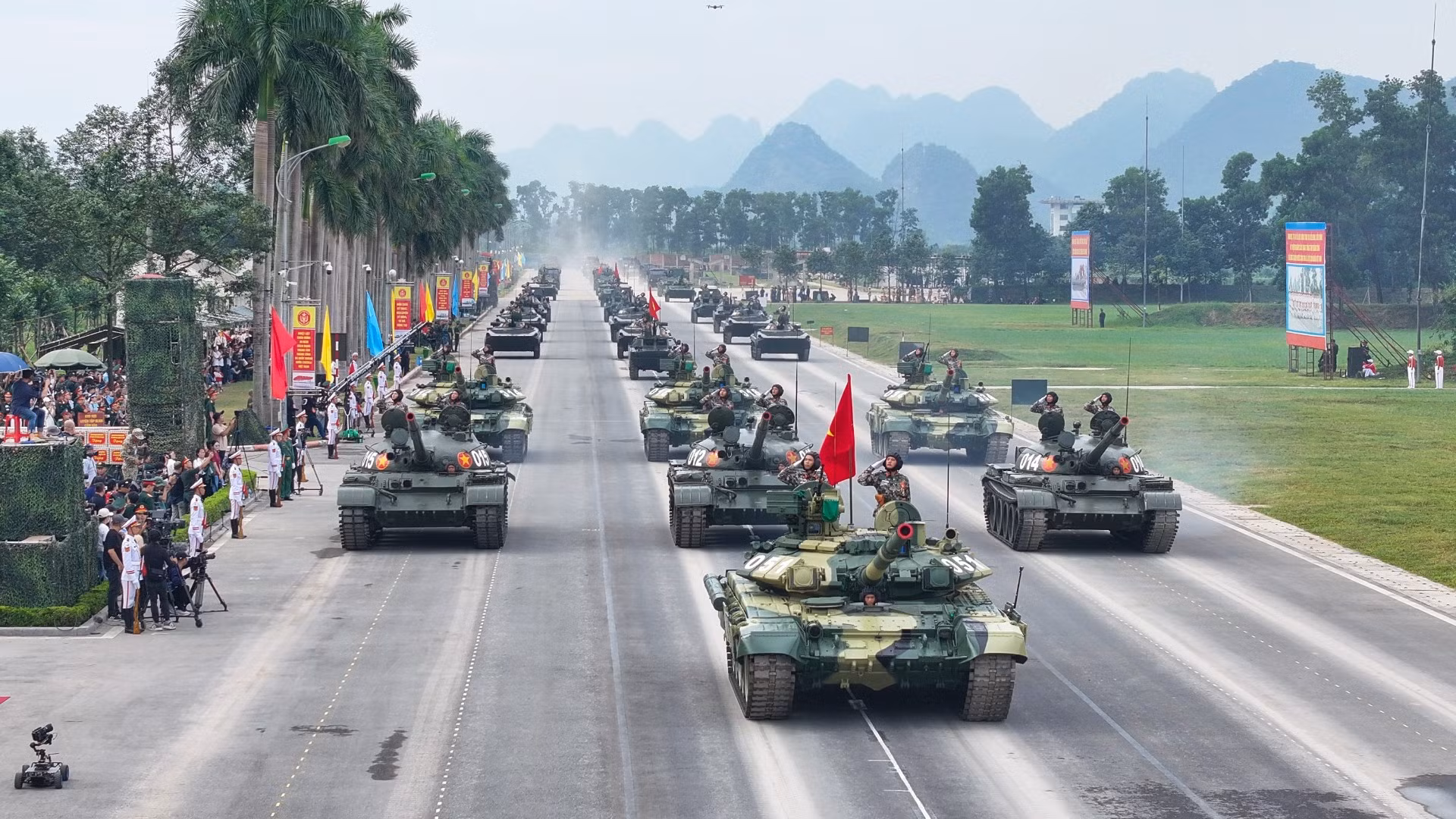 Dàn khí tài tham gia diễu binh, diễu hành.