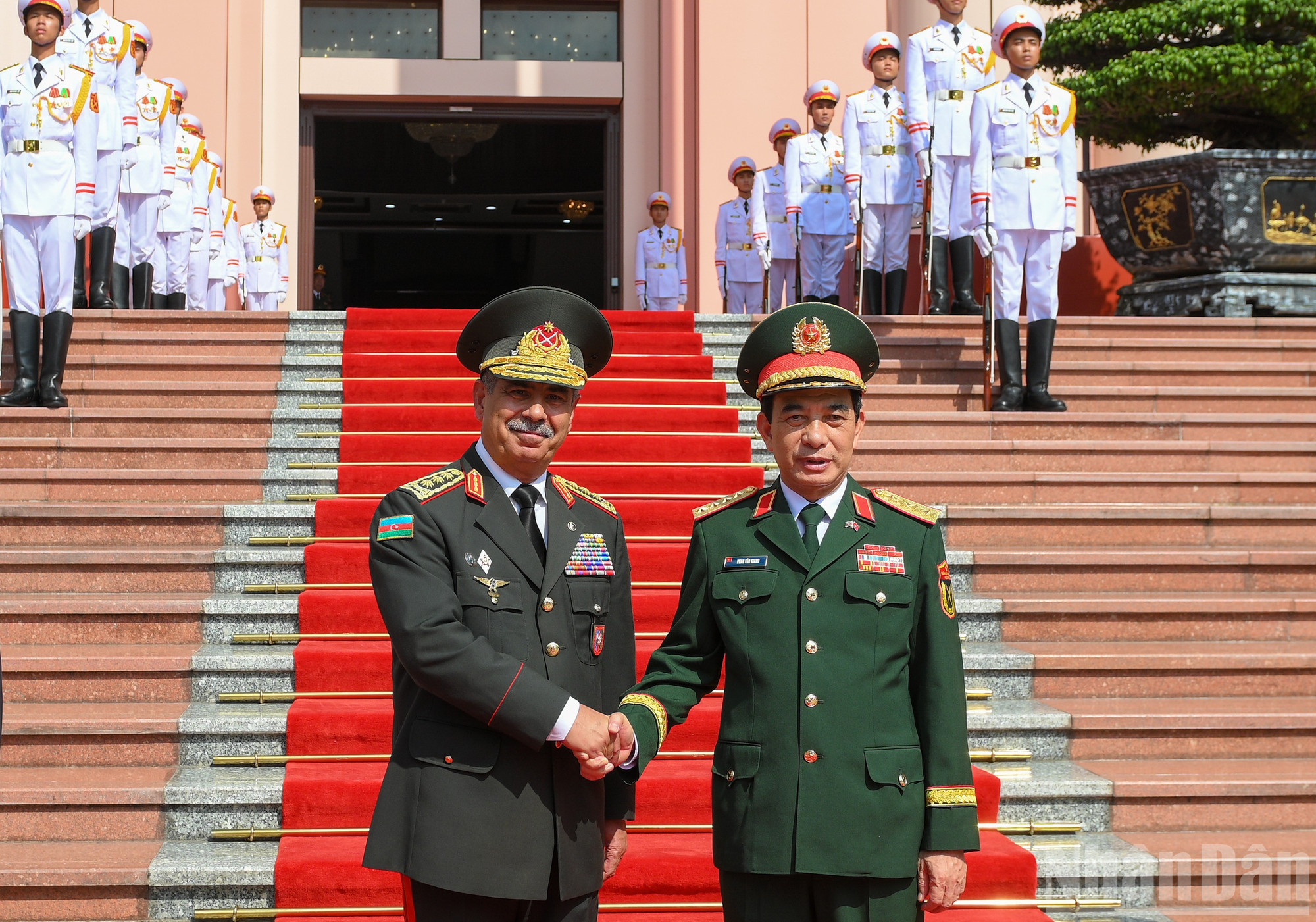 Đại tướng Phan Văn Giang, Ủy viên Bộ Chính trị, Phó Bí thư Quân ủy Trung ương, Bộ trưởng Quốc phòng và Thượng tướng Zakir Hasanov, Bộ trưởng Quốc phòng Azerbaijan. ndo_br_bqg-tiep-az-0281.jpg