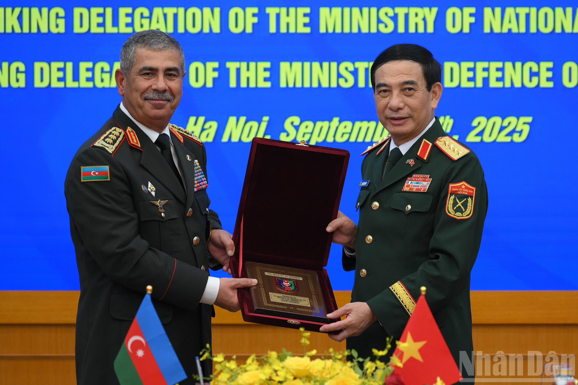 Thượng tướng Zakir Hasanov, Bộ trưởng Quốc phòng Azerbaijan tặng quà lưu niệm cho Đại tướng Phan Văn Giang, Ủy viên Bộ Chính trị, Phó Bí thư Quân ủy Trung ương, Bộ trưởng Quốc phòng. ndo_br_bqg-tiep-az-0655.jpg