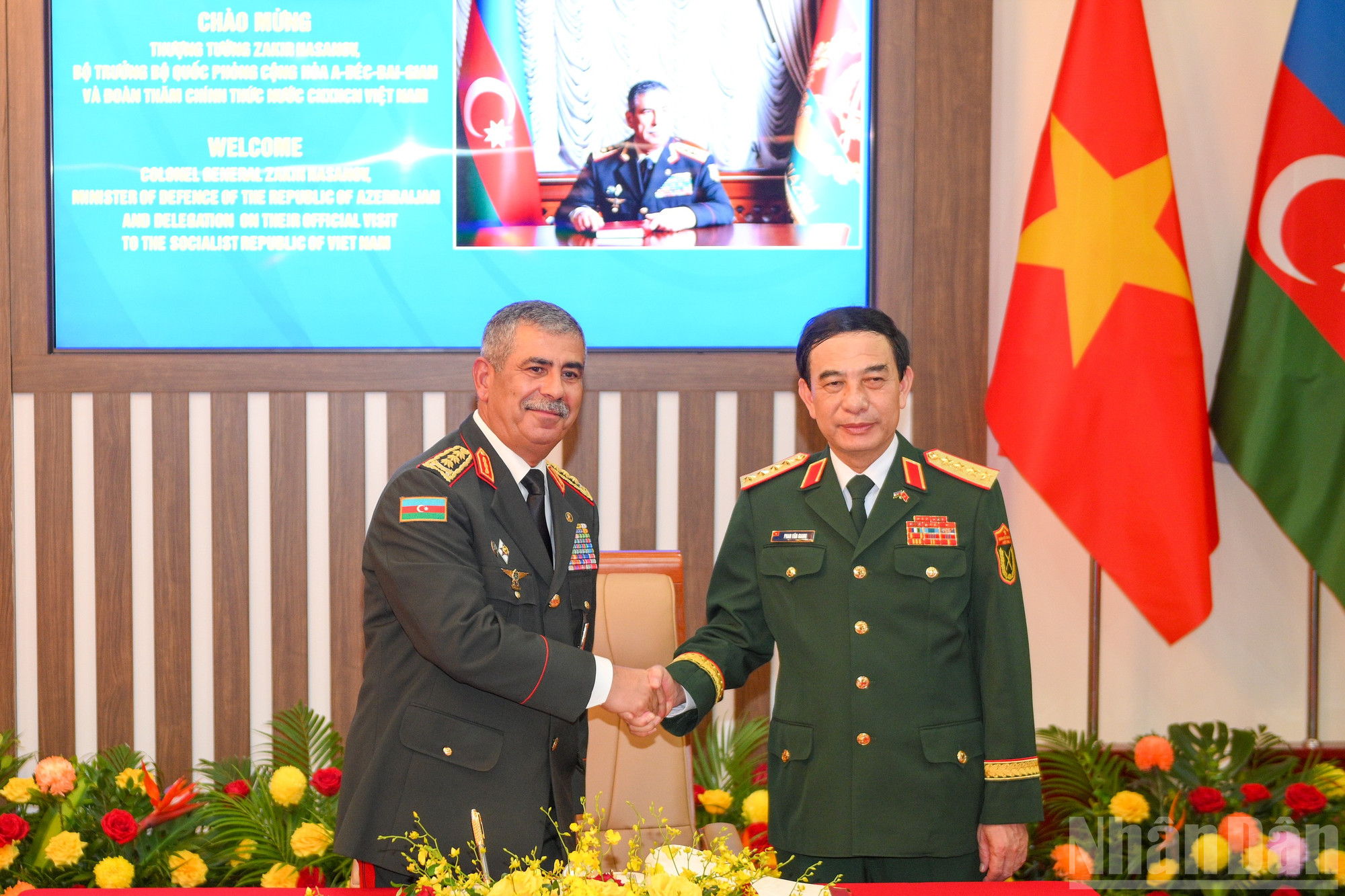 Đại tướng Phan Văn Giang, Ủy viên Bộ Chính trị, Phó Bí thư Quân ủy Trung ương, Bộ trưởng Quốc phòng và Thượng tướng Zakir Hasanov, Bộ trưởng Quốc phòng Azerbaijan tại cuộc hội đàm. ndo_br_bqg-tiep-az-0355.jpg