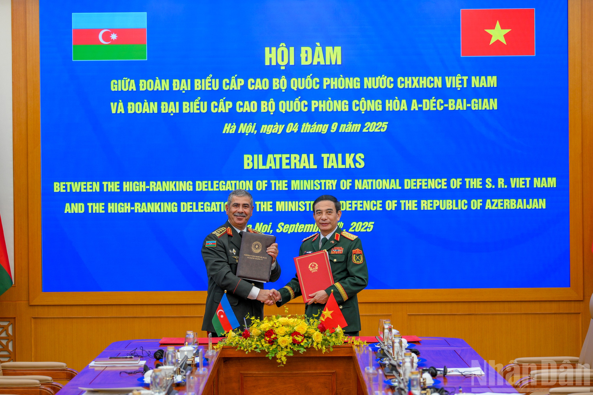 Đại tướng Phan Văn Giang, Ủy viên Bộ Chính trị, Phó Bí thư Quân ủy Trung ương, Bộ trưởng Quốc phòng và Thượng tướng Zakir Hasanov, Bộ trưởng Quốc phòng Azerbaijan ký kết bản ghi nhớ về hợp tác quốc phòng. ndo_br_bqg-tiep-az-0585.jpg
