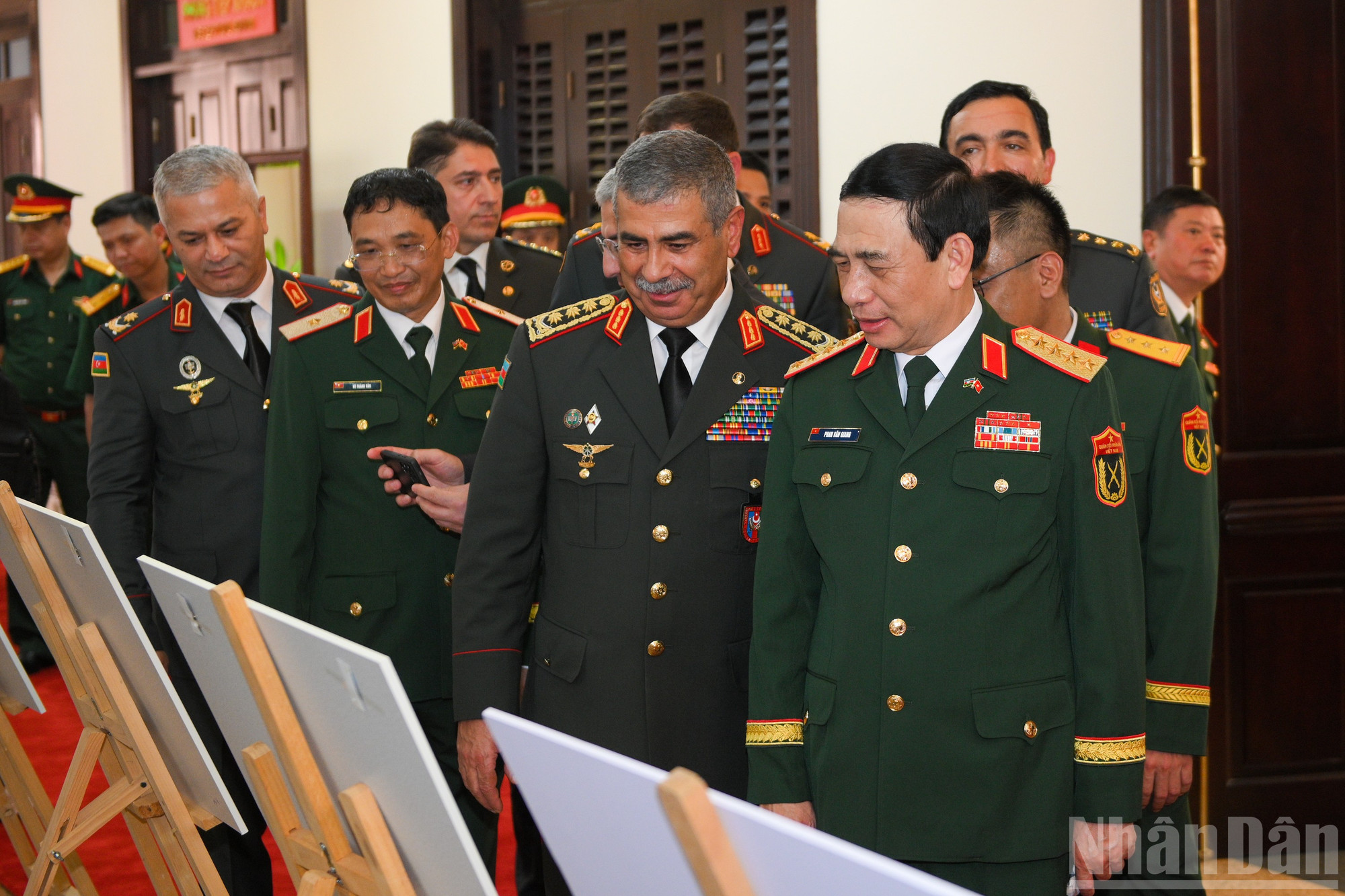 Đại tướng Phan Văn Giang, Ủy viên Bộ Chính trị, Phó Bí thư Quân ủy Trung ương, Bộ trưởng Quốc phòng và Thượng tướng Zakir Hasanov, Bộ trưởng Quốc phòng Azerbaijan xem triển lãm ảnh tại sự kiện. ndo_br_bqg-tiep-az-0348.jpg