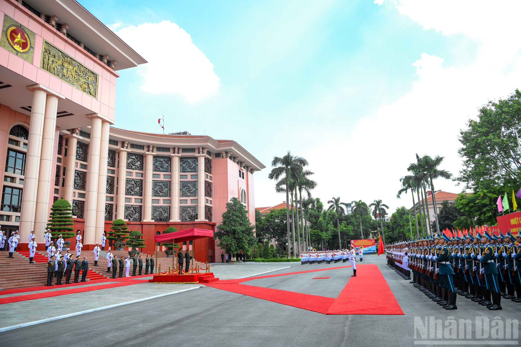 Quang cảnh lễ đón. ndo_br_bqg-tiep-az-0074.jpg