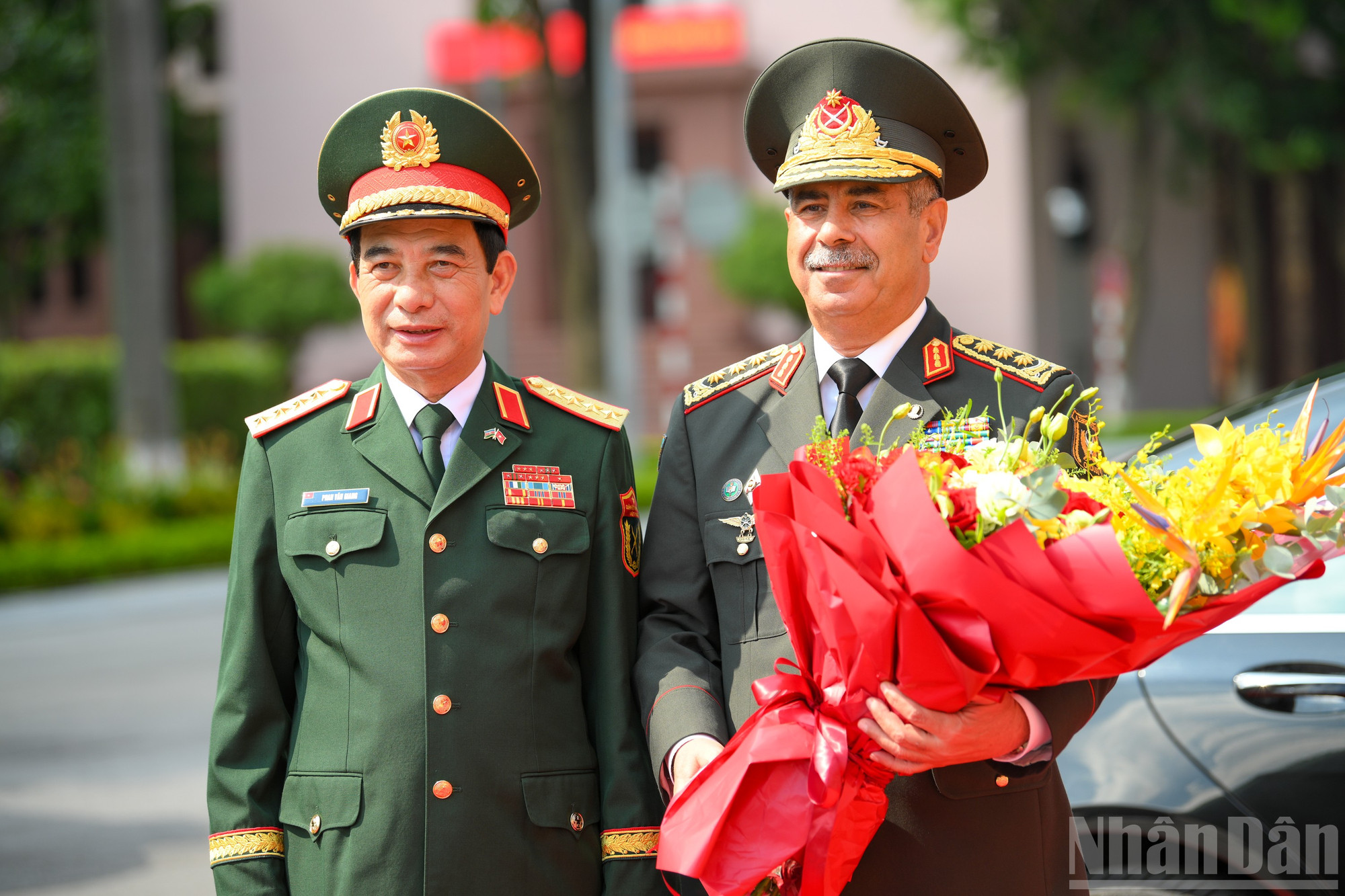 Đại tướng Phan Văn Giang, Ủy viên Bộ Chính trị, Phó Bí thư Quân ủy Trung ương, Bộ trưởng Quốc phòng và Thượng tướng Zakir Hasanov, Bộ trưởng Quốc phòng Azerbaijan. ndo_br_bqg-tiep-az-0006.jpg