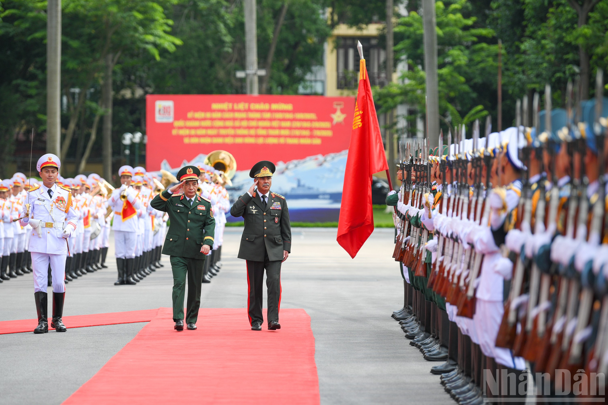 Đại tướng Phan Văn Giang, Ủy viên Bộ Chính trị, Phó Bí thư Quân ủy Trung ương, Bộ trưởng Quốc phòng và Thượng tướng Zakir Hasanov, Bộ trưởng Quốc phòng Azerbaijan duyệt đội hình danh dự. ndo_br_bqg-tiep-az-0119.jpg