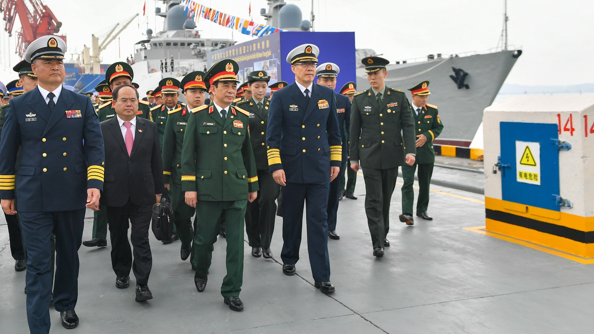 Đại tướng Phan Văn Giang, Ủy viên Bộ Chính trị, Phó Bí thư Quân ủy Trung ương, Bộ trưởng Quốc phòng và Thượng tướng Đổng Quân, Bộ trưởng Quốc phòng Trung Quốc tham dự Lễ khởi hành Tuần tra liên hợp, Huấn luyện liên hợp trên vùng biển Vịnh Bắc Bộ giữa Hải quân hai nước tại Cảng Phòng Thành (Trung Quốc).