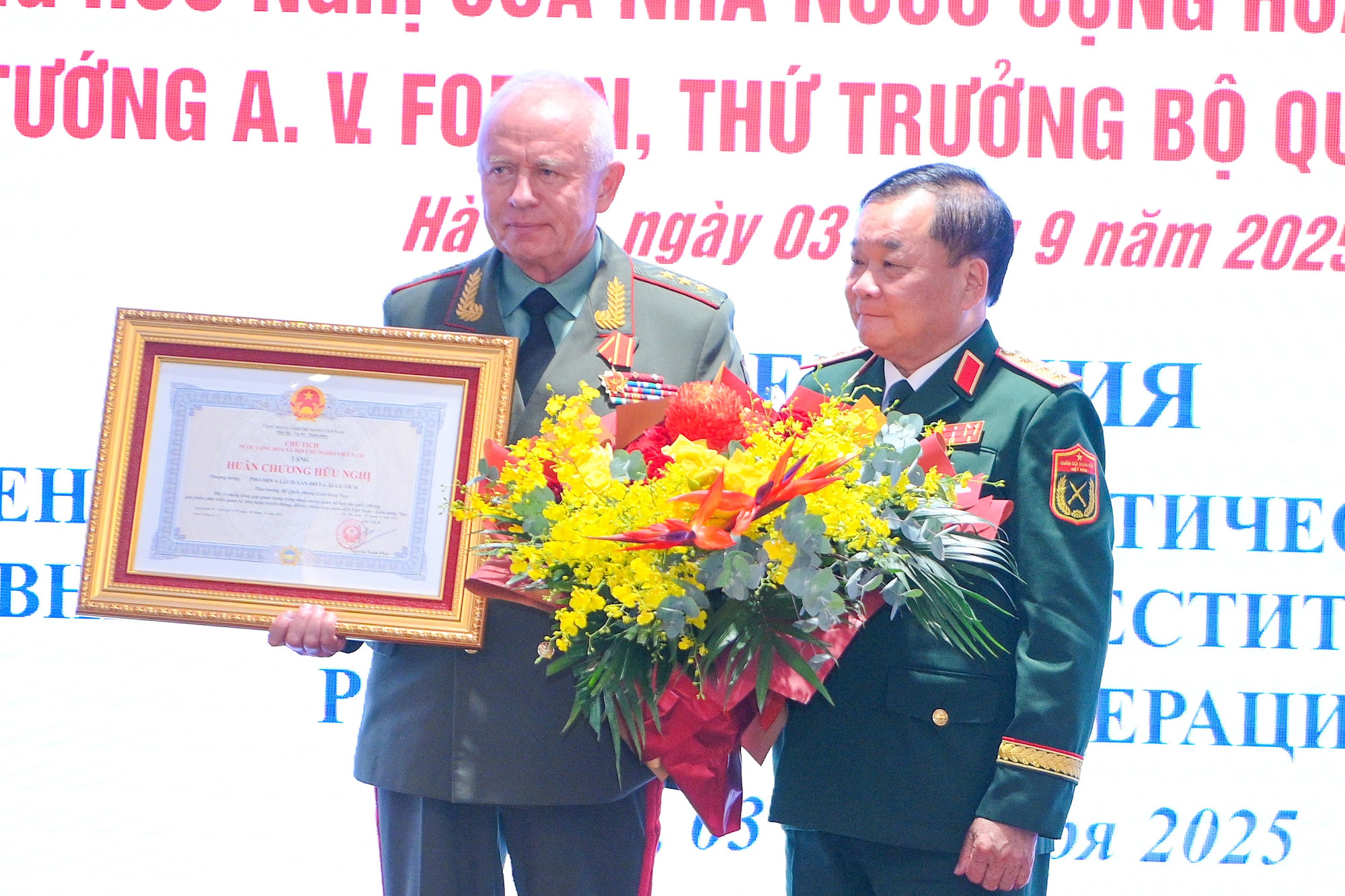 Thay mặt lãnh đạo Đảng, Nhà nước Việt Nam, Thượng tướng Hoàng Xuân Chiến đã trao Huân chương Hữu nghị tặng Thượng tướng Alexander Vasilyevich Fomin. ndo_br_bqp-gap-nga-9405.jpg
