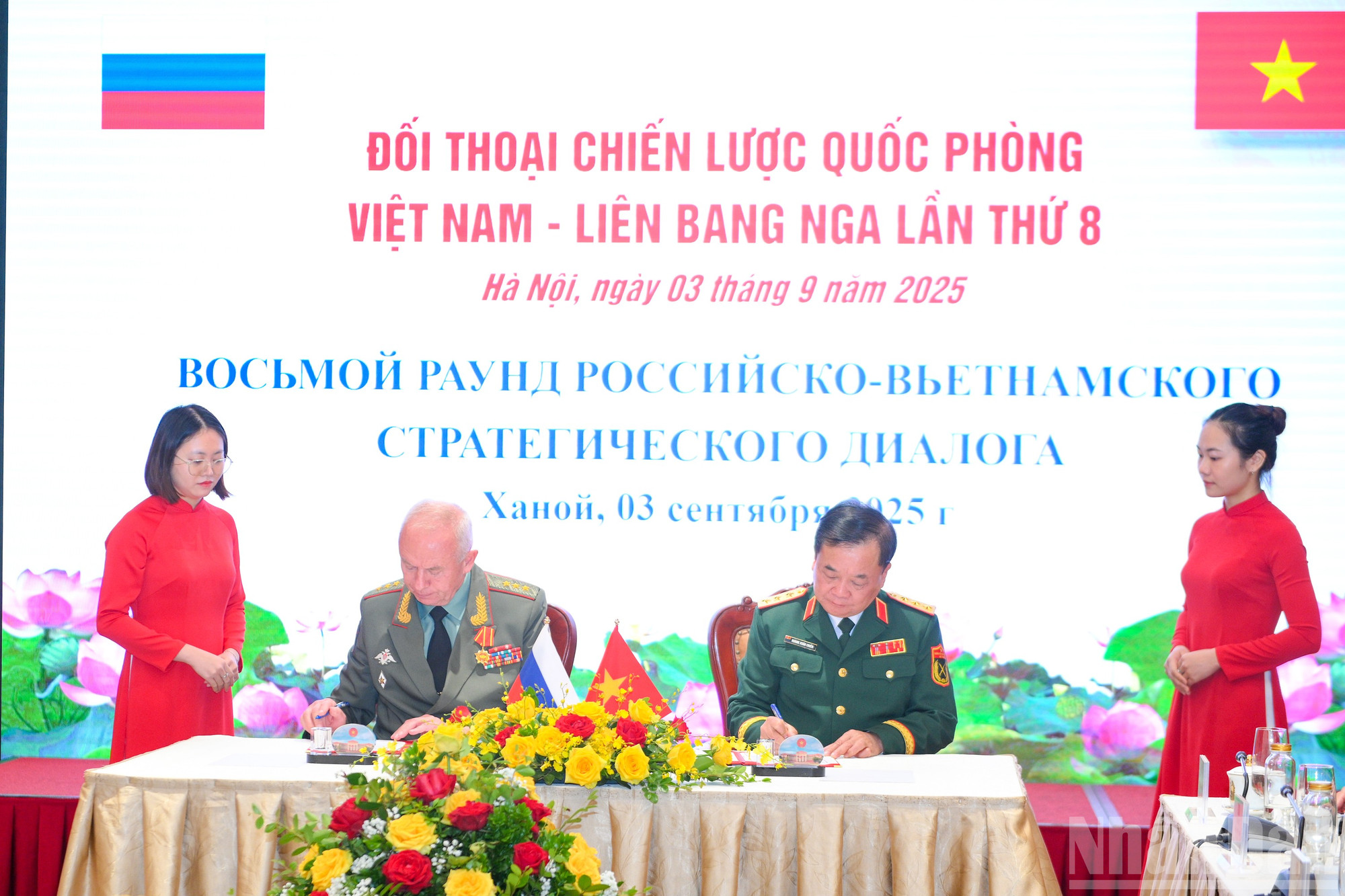 Thượng tướng Hoàng Xuân Chiến, Ủy viên Trung ương Đảng, Ủy viên Thường vụ Quân ủy Trung ương, Thứ trưởng Quốc phòng và Thượng tướng Alexander Vasilyevich Fomin ký bản ghi nhớ giữa Việt Nam-Liên bang Nga. ndo_br_bqp-gap-nga-9444.jpg