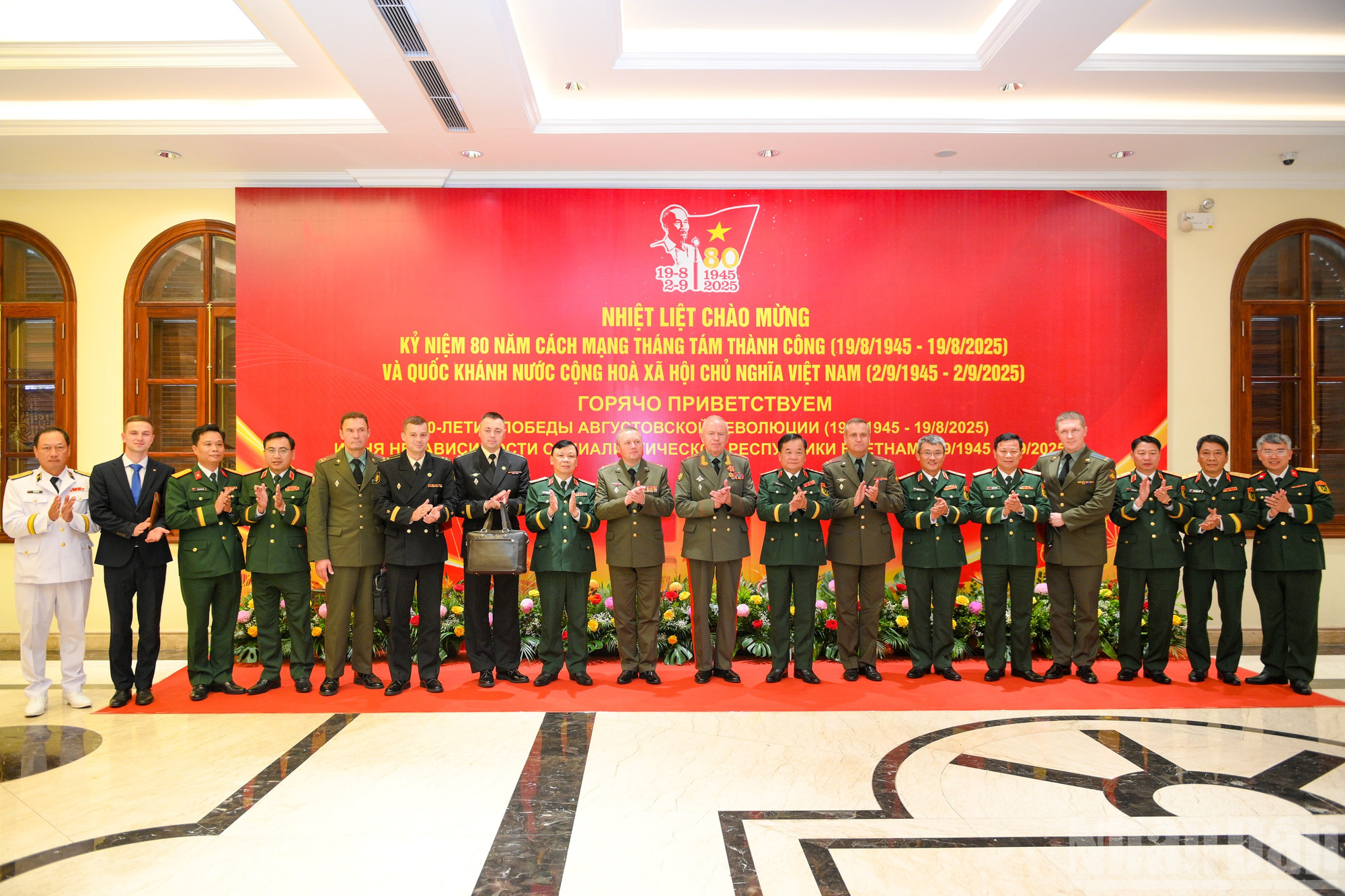 Thượng tướng Hoàng Xuân Chiến, Ủy viên Trung ương Đảng, Ủy viên Thường vụ Quân ủy Trung ương, Thứ trưởng Quốc phòng và Thượng tướng Alexander Vasilyevich Fomin ký bản ghi nhớ giữa Việt Nam-Liên bang Nga cùng các đại biểu tại cuộc đối thoại. ndo_br_bqp-gap-nga-9594.jpg