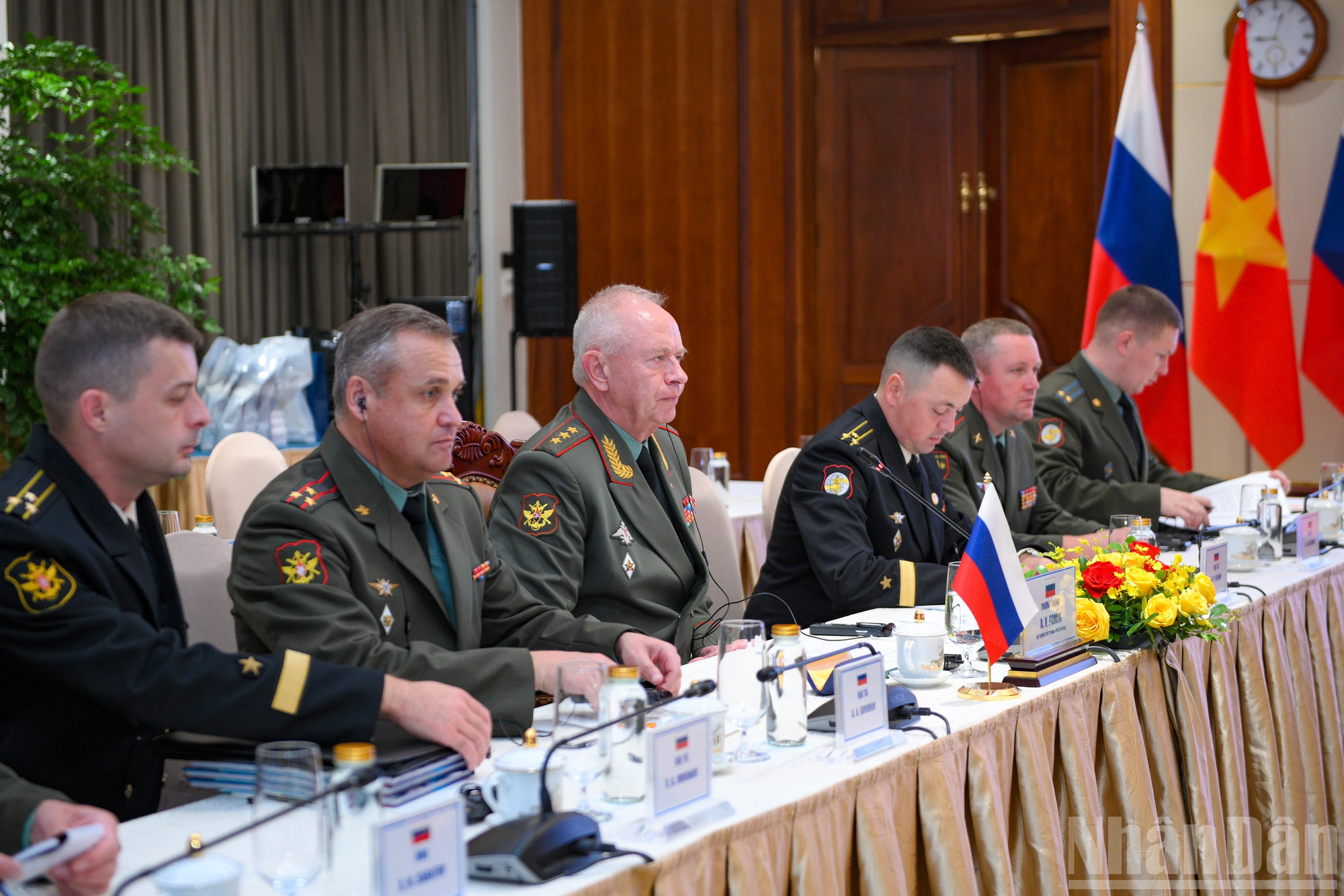 Thượng tướng Alexander Vasilyevich Fomin cùng đại biểu Bộ Quốc phòng Liên bang Nga. ndo_br_bqp-gap-nga-9201.jpg