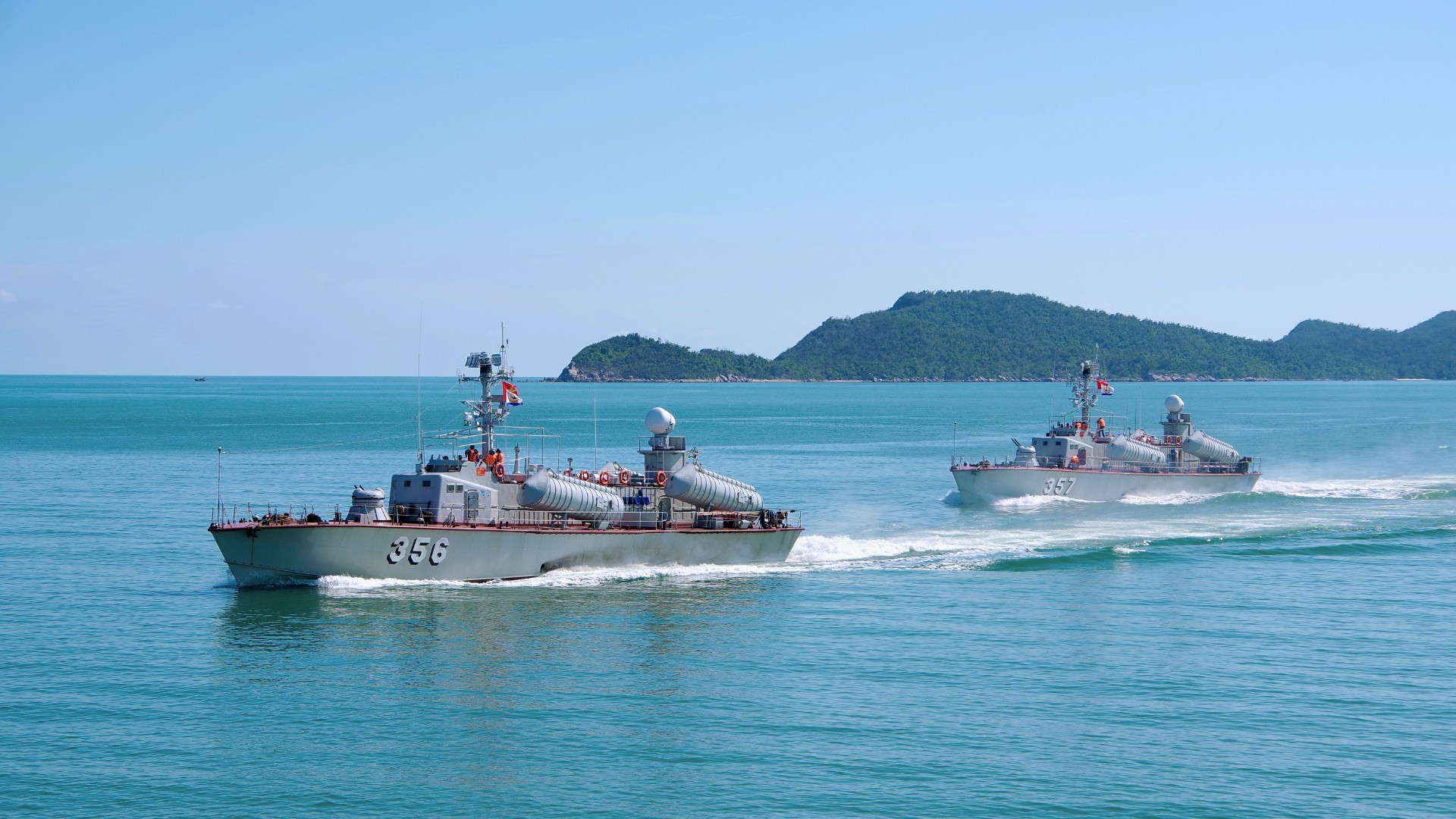 Các biên đội tàu cơ động vào tuyến bắn.