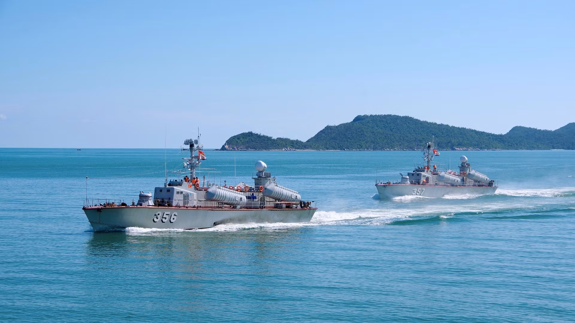 Các biên đội tàu cơ động vào tuyến bắn.