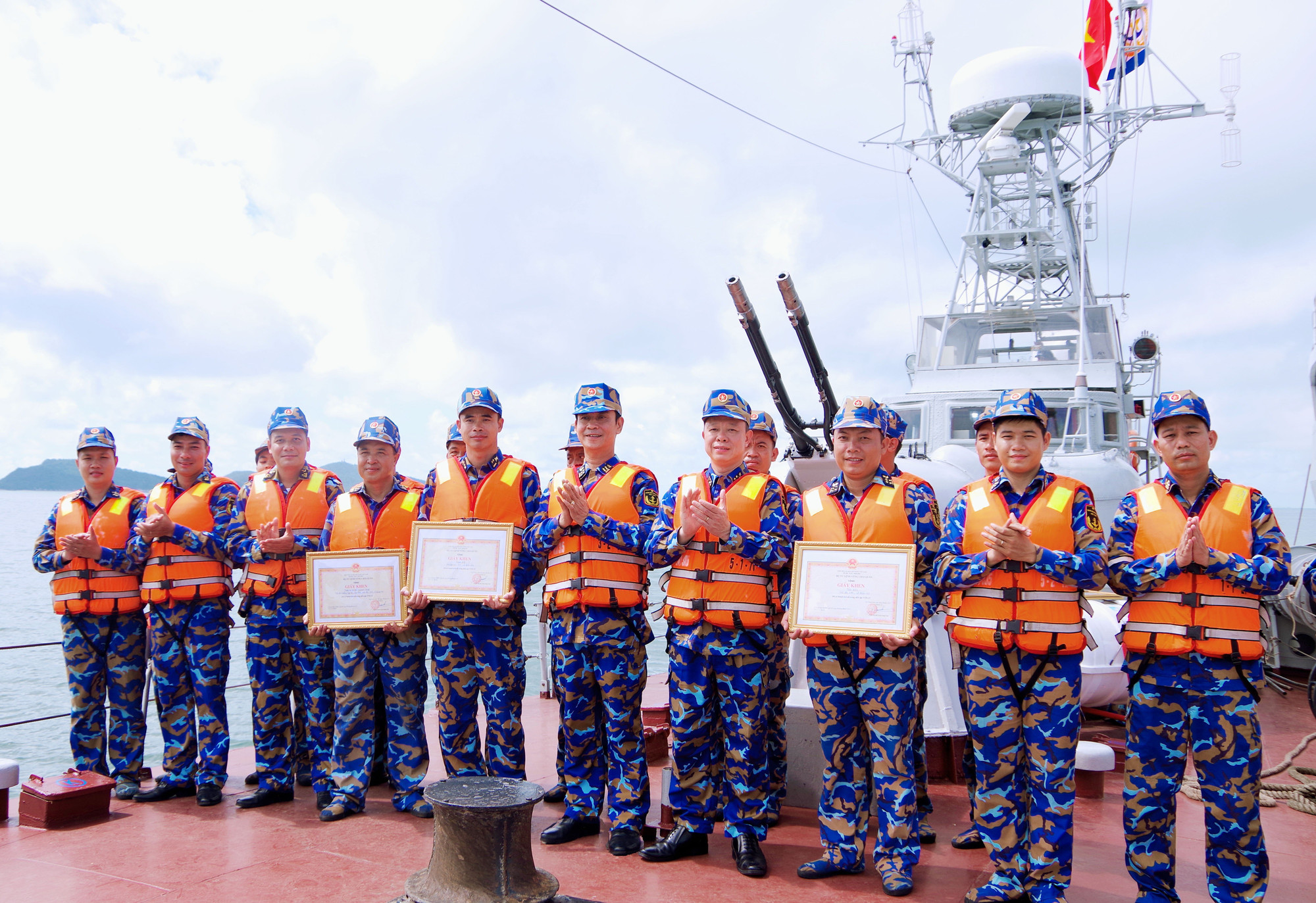Thủ trưởng Bộ Tư lệnh Vùng 1 tặng giấy khen cho kíp bắn ngư lôi trên tàu 305. 7.jpg