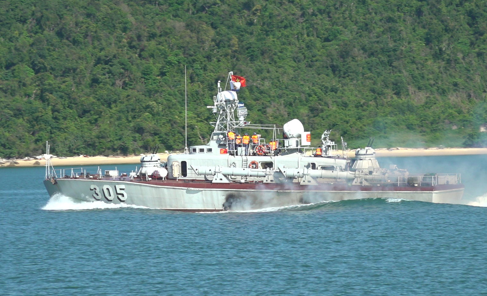 Tàu 305 của Lữ đoàn 170 cơ động ra nơi thực hành bắn ngư lôi maket. 3.png