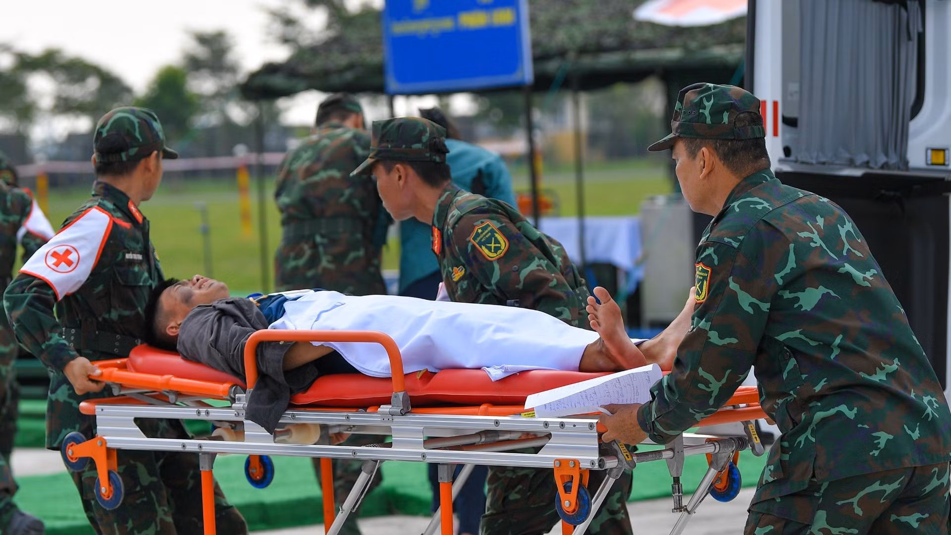 Mô phỏng tình huống vận chuyển cấp cứu người bị nạn.