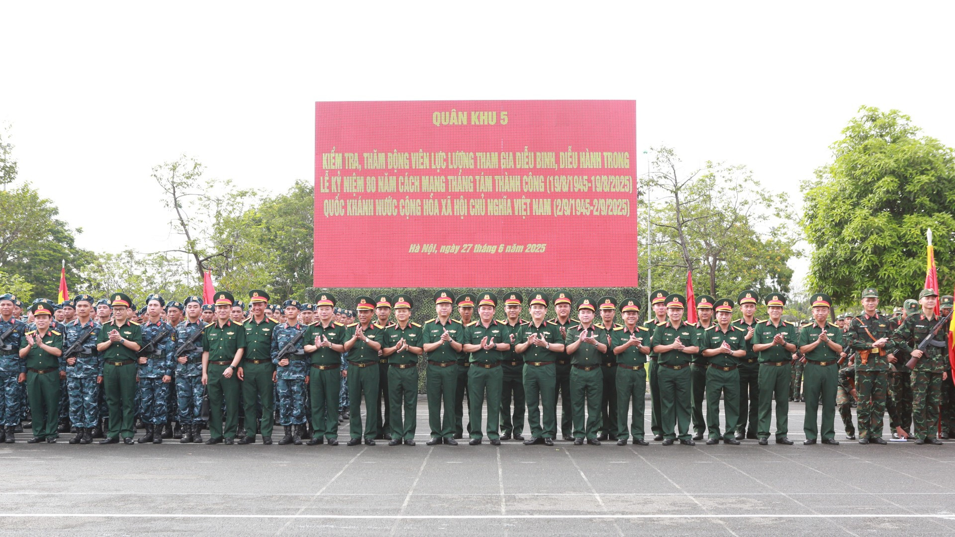 Đoàn công tác chụp hình lưu niệm với các lực lượng làm nhiệm vụ A80. 4-9592.jpg