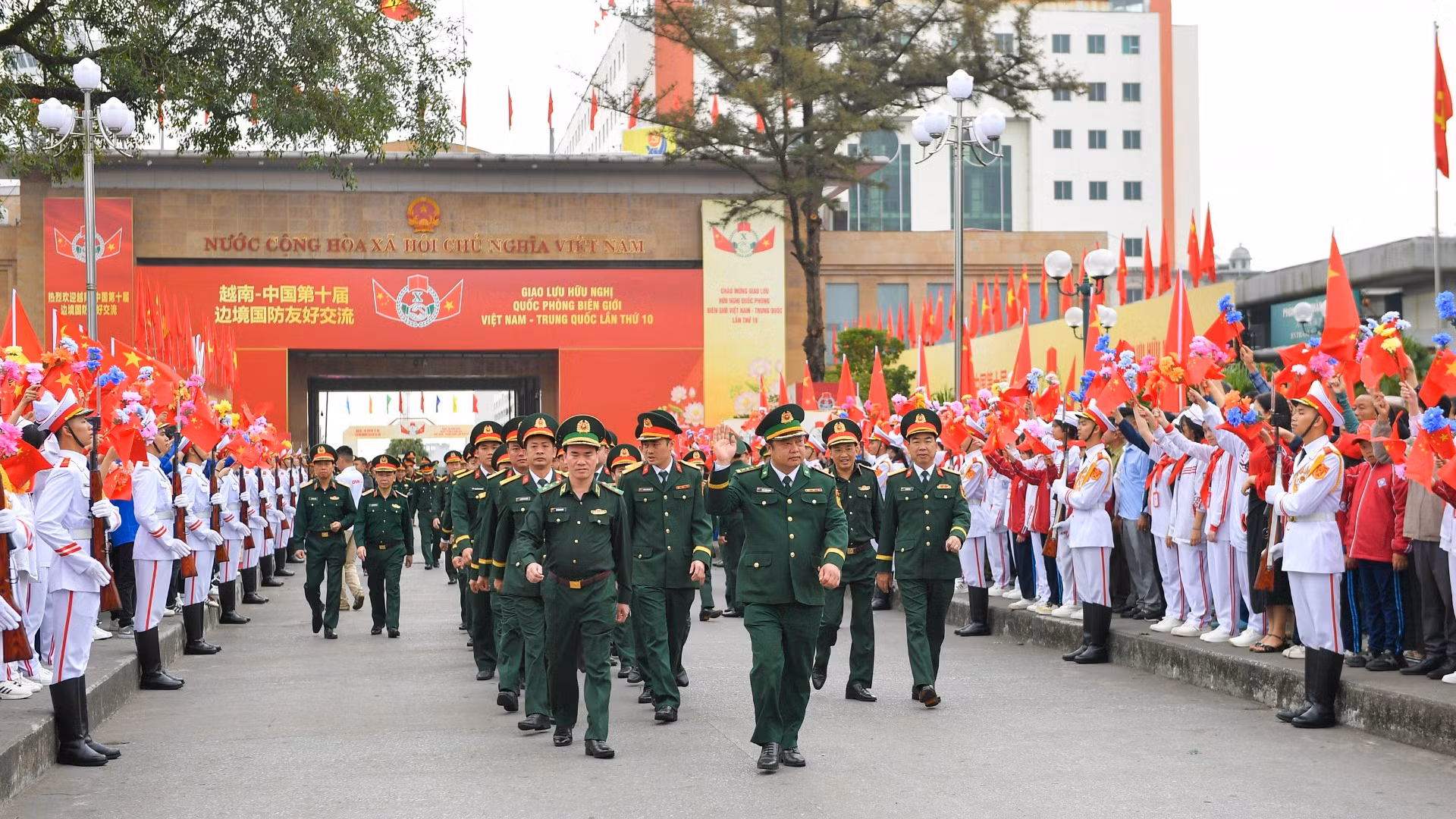 Đoàn kiểm tra thực địa các hoạt động và địa điểm trong khuôn khổ chương trình.