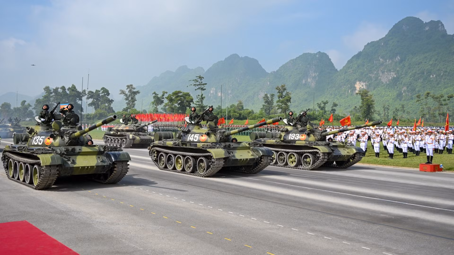 Trang thiết bị, khí tài tham gia diễu binh, diễu hành.